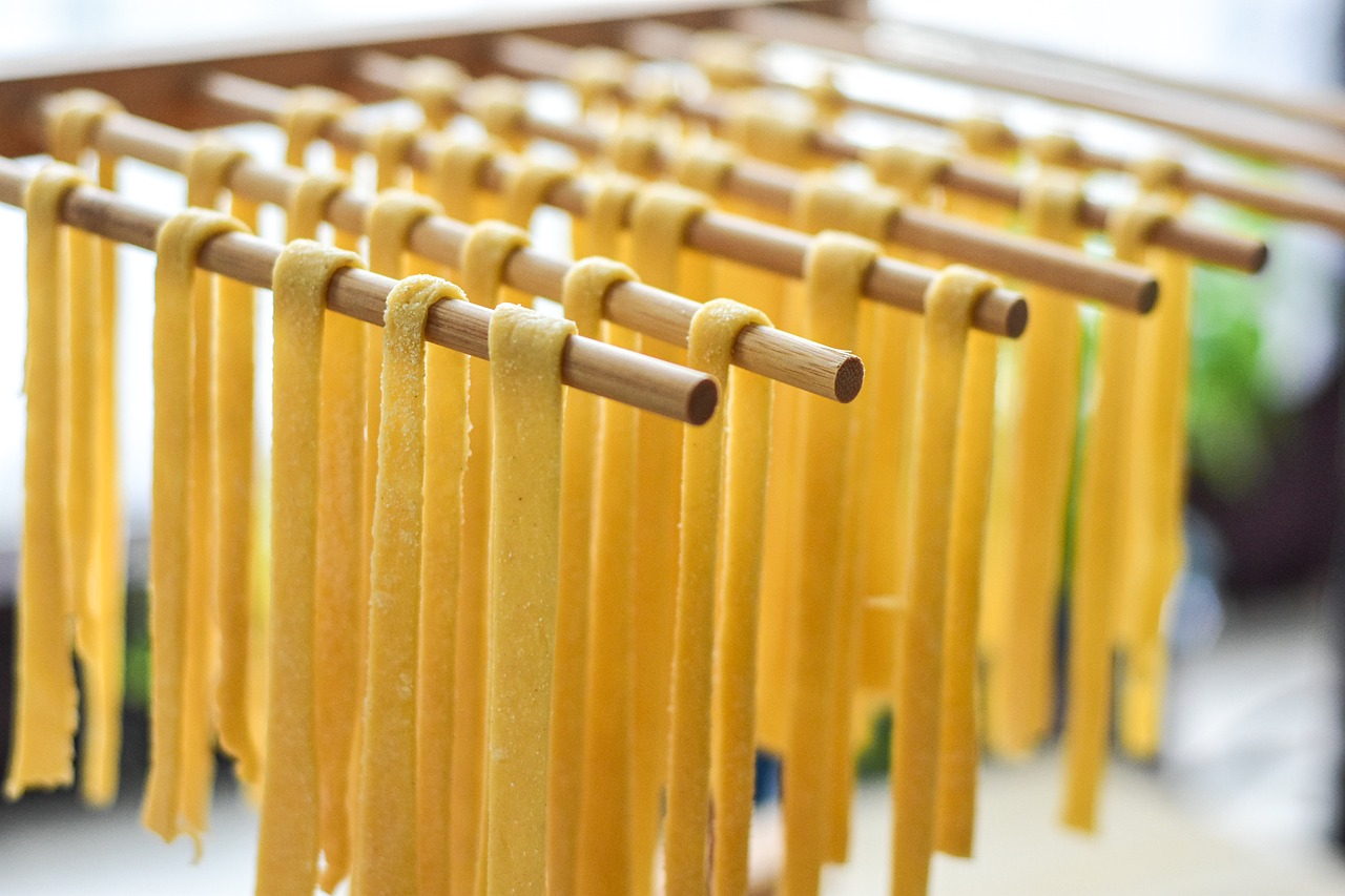 entdecken sie die köstliche welt der hausgemachten pasta! lernen sie, wie man frische, handgemachte teigwaren zubereitet, und genießen sie traditionelle rezepte und kreative variationen für jeden anlass. kochen sie mit liebe und leidenschaft!