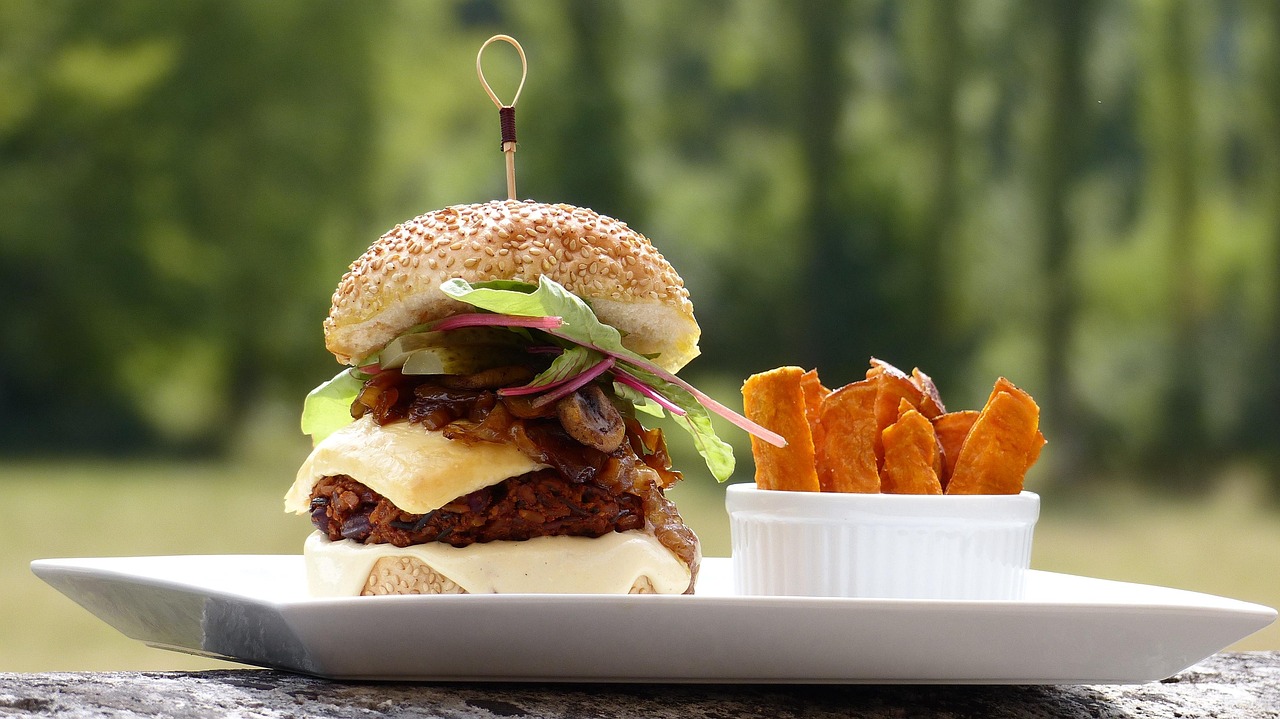 entdecken sie die besten hausgemachten burger-rezepte! verwöhnen sie ihren gaumen mit saftigen patties, frischen zutaten und köstlichen saucen. perfekt für grillabende oder ein entspanntes dinner zu hause.